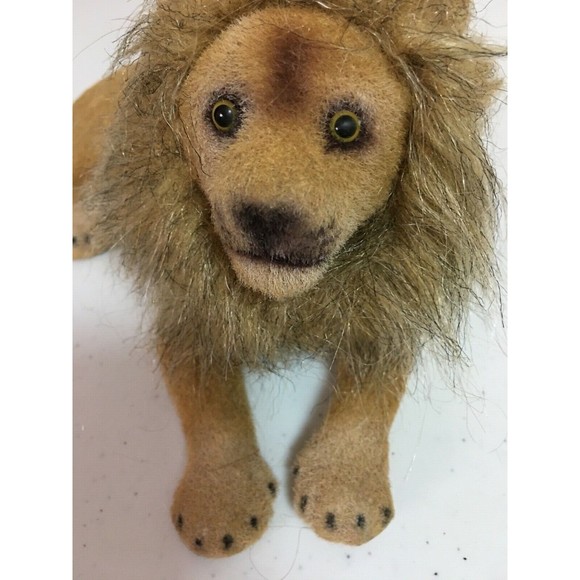 Vintage Lion Tan Felt covered with fur mane, 10" mouth closed and laying down - Picture 9 of 9